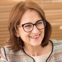 Mujer con lentes sonriente